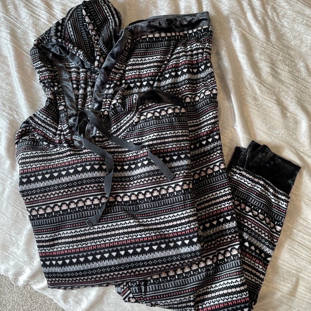 Simply Vera 2 Piece Velour PJ Set